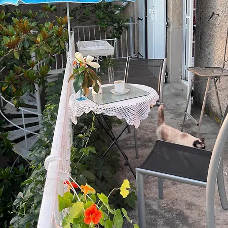 Chez Les Artistes