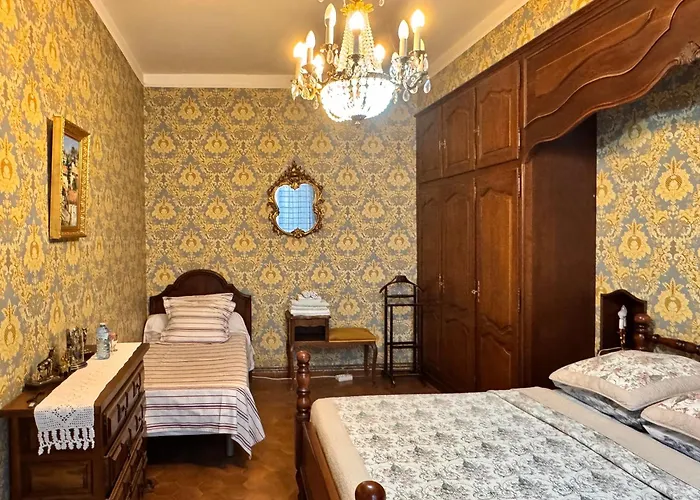 Chez Les Artistes Servian